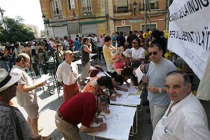 Recogida de firmas en el centro de Valencia contra la organización de la visita del Papa.