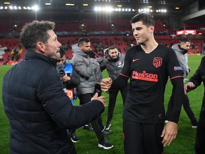 Simeone y Morata, tras la victoria del Atlético en Anfield. Getty