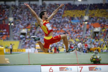 Eusebio Cáceres, en pleno salto durante la final.