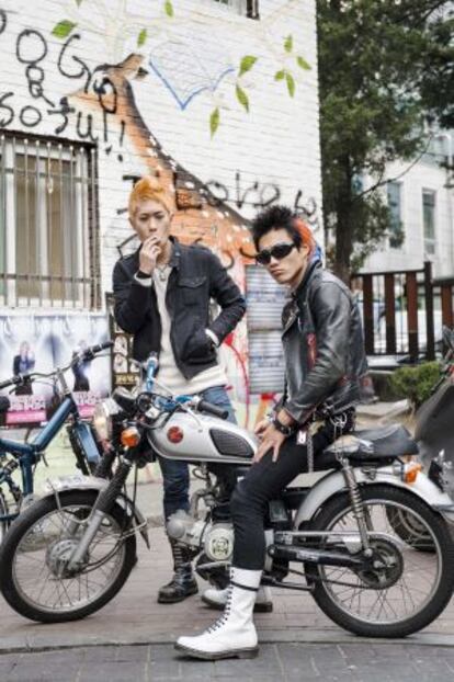 Dos jóvenes punks en un parque cercano a la Universidad de Hongik, en Seúl.