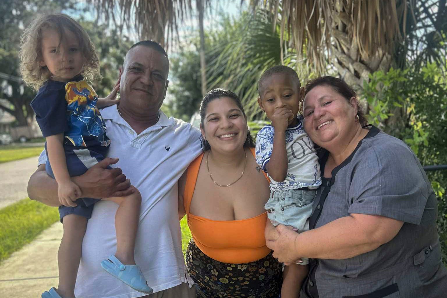 Yelenis Pérez, que fue condenada por un delito de tráfico de drogas hace 28 años, junto a su familia.
