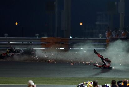 El alemán Stefan Bradl cae durante la prueba de Moto GP del Campeonato del Mundo en el Circuito Internacional de Losail, en Doha, Qatar.