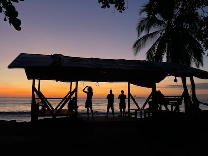 Una puesta de sol desde el 'resort' Poor Man's Paradise en la playa San Josecito, cerca de Bahía Drake.