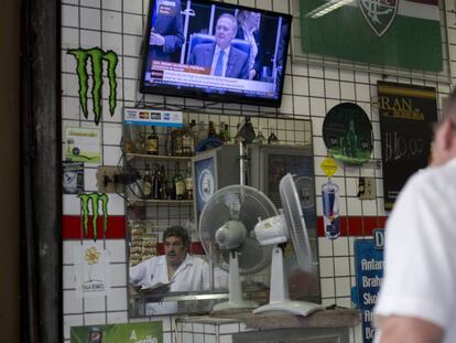Un hombre mira la sesi&oacute;n del senado que decidir&aacute; la destituci&oacute;n de Rousseff.