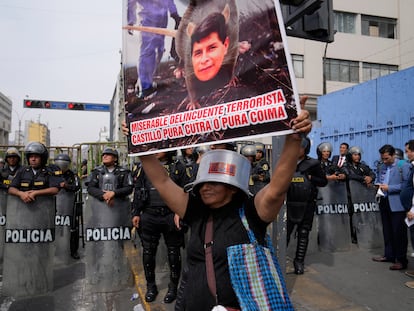 Un grupo de opositores al Gobierno de Pedro Castillo se manifiestan frente al Congreso en Lima, Perú, el pasado 7 de diciembre.