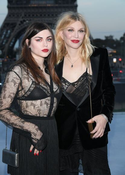 El desfile de Saint Laurent fue cosa también de familia. En la image, la cantante Courtney Love y su hija, Frances Bean Cobain.