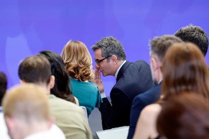 Félix Bolaños, ministro de Presidencia y Justicia, conversa con Pilar Alegría, ministra de Educación y portavoz del Gobierno. 
