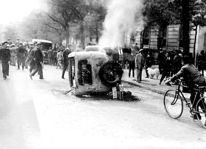 Un automóvil quemado en la calle de Alcalá, tras los altercados por la reunión de monárquicos.