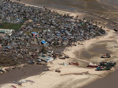 Vista aérea de uno de los vecindarios de la ciudad mozambiqueña de Beira afectados por el ciclón Idai, el 24 de marzo de 2019. 