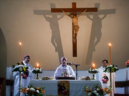 El arzobispo de Buenos Aires, Mario Poli, celebra una misa por el día de San Cayetano, patrono del trabajo, en agosto de 2020.