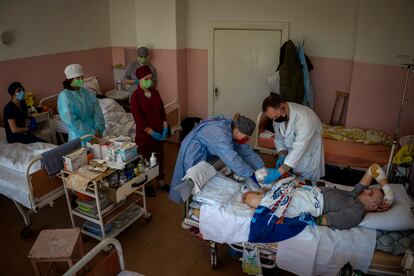 Los médicos limpian las heridas a Anton.