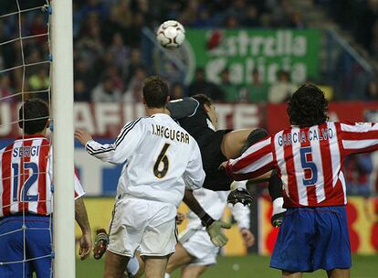 El Real Madrid llegaba al Calderón un mes después de su derrota en la Copa del Rey ante el Zaragoza, lo que supondría el principio del fin de la primera "era galáctica" de Florentino. Con empate en el marcador, Iván Helguera logró el tanto del triunfo de los merengues. Un gol con polémica, ya que el defensa lo marcó en fuera de juego y después de una falta.