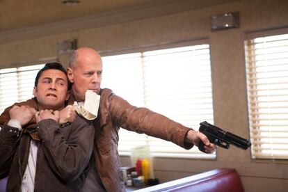 Joseph Gordon-Levitt y Bruce Willis, en 'Looper'.