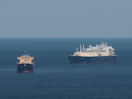 Un petrolero junto al buque metanero GNL Merak con bandera de Hong Kong.
