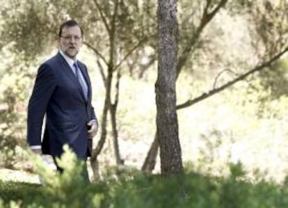 El presidente del Gobierno, Mariano Rajoy, se dirige a una rueda de prensa ante los medios tras reunirse con el rey Juan Carlos, en el único despacho del verano que celebrarán en el Palacio de Marivent.