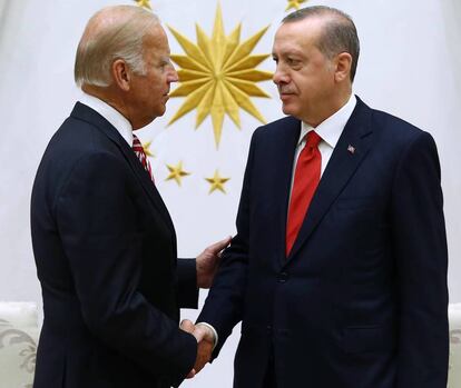 El vicepresidente de EE UU, Joe Biden, saluda al presidente turco, Recep Tayyip Erdogan en Ankara.