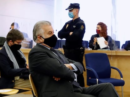 En primer plano, el extesorero del PP Luis Bárcenas, en la primera sesión del juicio de los "papeles de Bárcenas" en la Audiencia Nacional en febrero.