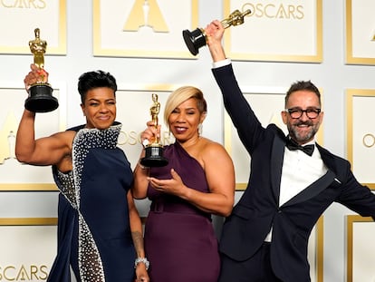 Mia Neal, Jamika Wilson y Sergio López-Rivera, ganadores del Oscar al mejor maquillaje y peluquería por 'La madre del blues'.