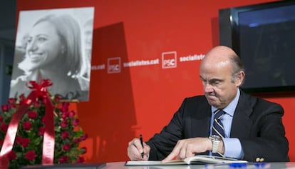 El ministro de Economía, Luis de Guindos, ayer en el acto de homenaje en la sede del PSC.