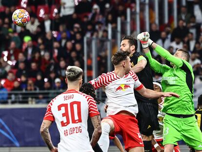 Lunin despeja el balón que segundos más tarde acabaría en gol anulado del Leipzig.