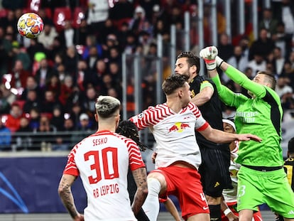 Lunin despeja el balón que segundos más tarde acabaría en gol anulado del Leipzig.