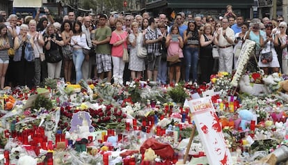 Velas y flores sobre el mosaico de Joan Mir&oacute;, en La Rambla de Barcelona tras el atentado del 17 de agosto.