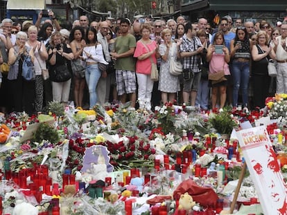 Velas y flores sobre el mosaico de Joan Mir&oacute;, en La Rambla de Barcelona tras el atentado del 17 de agosto.