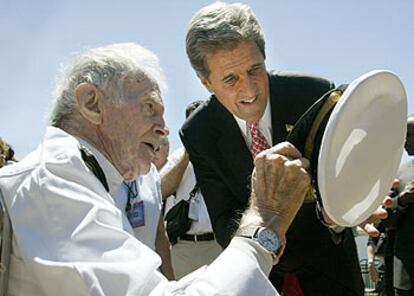 El candidato demcrata a la presidencia de EE UU, John Kerry (derecha), lee una inscripcin en la gorra de un veterano de la Segunda Guerra Mundial.