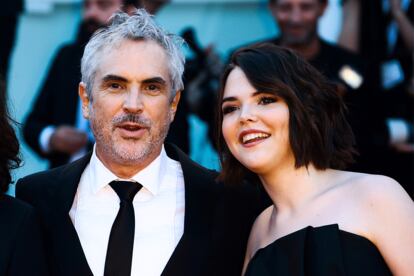 Alfonso Cuarón y su hija, Tess Bu, en el festival de Venecia en 2018.