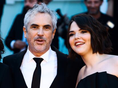 Alfonso Cuarón y su hija, Tess Bu, en el festival de Venecia en 2018.