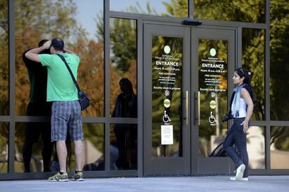 Un turista se asoma al Museo Nacional Smithsonian del Aire y el Espacio, que permanece cerrado, en Washington, 1 de octubre de 2013.