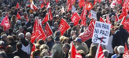 La manifestación contra la reforma laboral convocada por los sindicatos, a su paso por la plaza de Neptuno de Madrid.