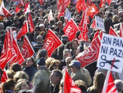 La manifestación contra la reforma laboral convocada por los sindicatos, a su paso por la plaza de Neptuno de Madrid.