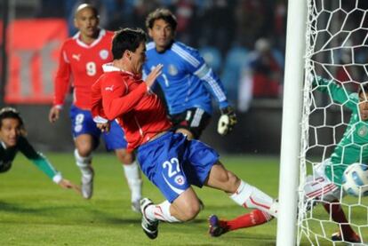 El jugador de la selección de fútbol de Chile Esteban Paredes convierte su gol frente a México, en el estadio del Bicentenario de la ciudad de San Juan.