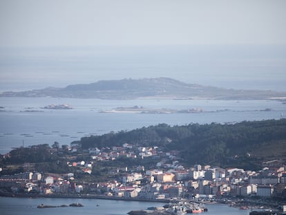 Vista de la costa junto a la isla de Salvora, en A Coruña, en una imagen de archivo.