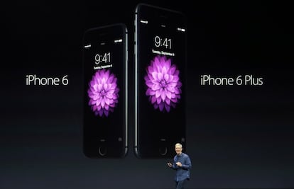 Fue presentado el 9 de septiembre de 2014. Vuelven las formas redondeadas en cuanto al diseño y ofrece dos tamaños: iPhone 6, con pantalla de 4,7 pulgadas y iPhone 6 plus de 5,5 pulgadas. Estos iPhone son también más finos. El 6 mide 6,9 milímetros de grosor y el 6 Plus 7,1 milímetros. Mantiene un GB de RAM, al igual que los colores: oro, plata y gris espacial. La cámara trasera de ambos modelos mantiene los 8 megapíxeles y graba vídeo a 1.080p. La cámara frontal permite disparar hasta 10 fotos por segundo y cuenta con sensores para reconocer las caras y elegir el mejor momento para disparar. El procesador es un A8 y según Apple, es 84 veces más rápido que el del primer iPhone y un 50% más eficiente. Una diferencia entre el 6 y el 6 Plus, además del tamaño, el estabilizador mecánico para la grabación de vídeo. El 6 no lo tiene, pero el Plus sí.