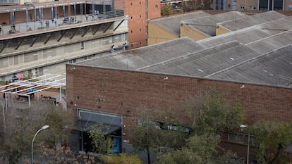 La cubierta de fibrocemento de la finca que aloja el DIR Maragall, contiguo a la escuela Antoni Ballmanya de Barcelona.