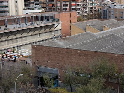 La cubierta de fibrocemento de la finca que aloja el DIR Maragall, contiguo a la escuela Antoni Ballmanya de Barcelona.