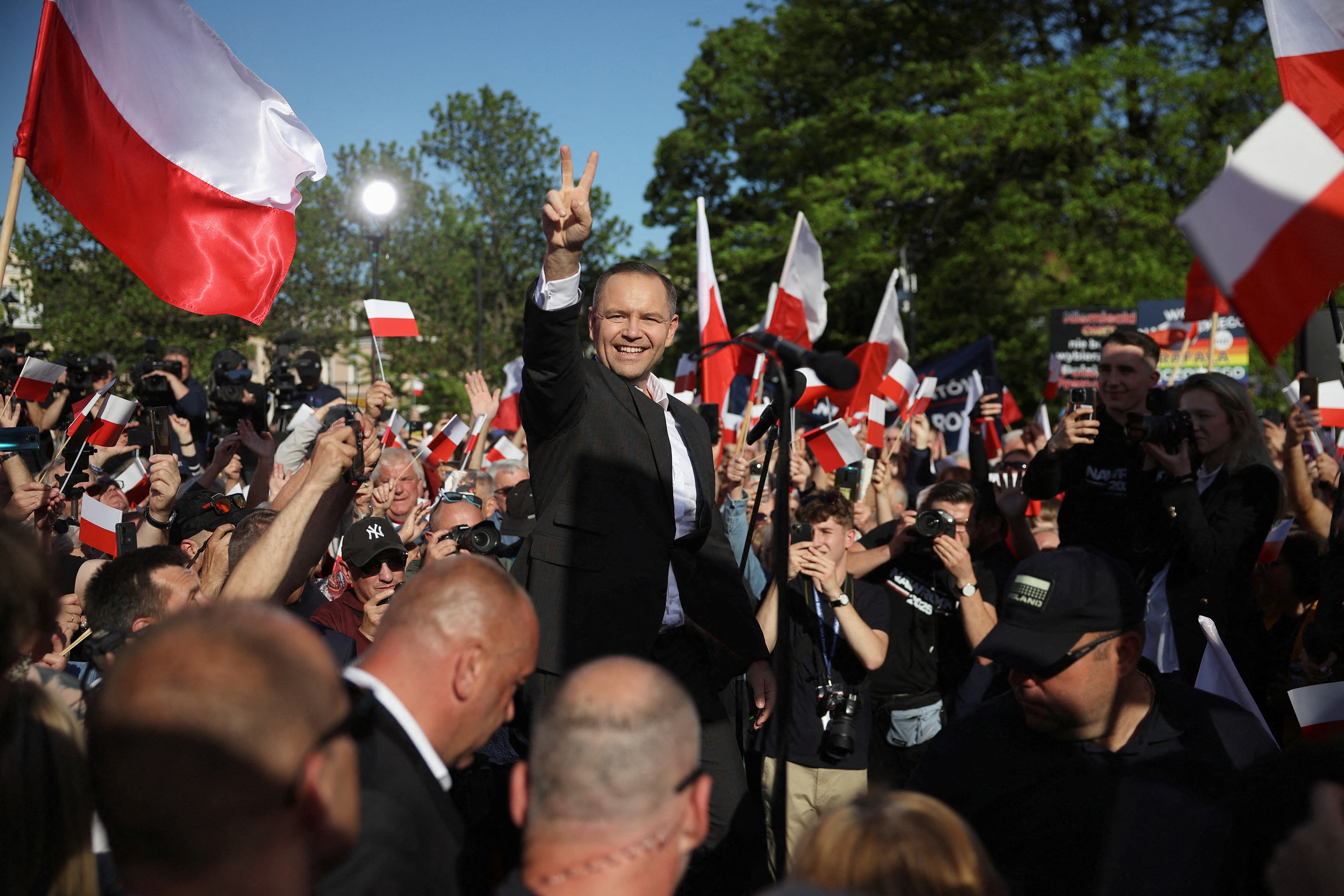 La UE insta a Polonia a continuar sus reformas democráticas pese a la victoria del ultra Nawrocki