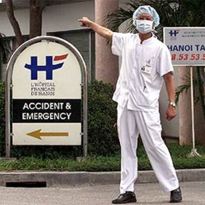 Un médico vietnamita, el sábado, ante el hospital de Hanoi en el que hay 46 trabajadores con neumonía.