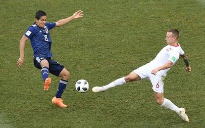 Muto, de Japón, y Goralski, de Polonia, disputan la pelota.