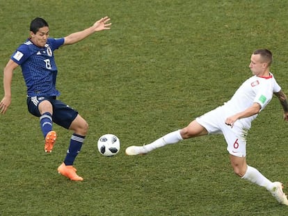 Muto, de Japón, y Goralski, de Polonia, disputan la pelota.