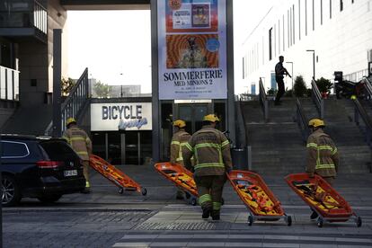Personal de emergencias se dirige al centro comercial para prestar auxilio a las víctimas del tiroteo.