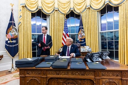 Donald Trump firma diversos decretos en el despacho oval el día de su toma de posesión.