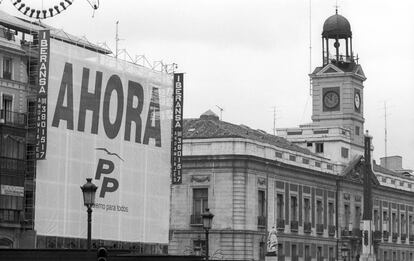 Tampoco la cuarta legislatura logró completarse. Con el recuerdo del <i>mítico</i> 1992 fresco, España asistió a un profundo deterioro del clima económico y político al año siguiente. Las quintas elecciones generales se celebrarían el 6 de junio de 1993 y algunos sondeos apuntaban a que podrían poner fin al Gobierno de Felipe González. También lo creía el PP, como muestra este gigantesco cartel instalado en la Puerta del Sol.