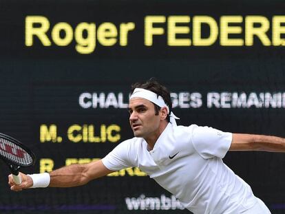 Federer devuelve la pelota en la final contra Cilic.