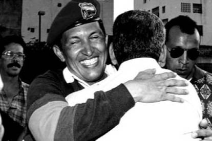 El entonces teniente coronel Hugo Chávez sale de la prisión de Yare (Venezuela), en la que permaneció 28 meses por su intento de golpe de Estado en 1992.