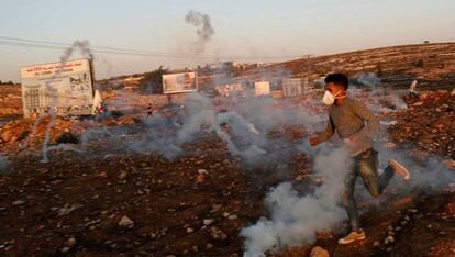 Un manifestante palestino huye del gas lacrimógeno disparado por las fuerzas israelíes cerca del asentamiento judío de Beit El en Cisjordania, el pasado 11 de noviembre. 
