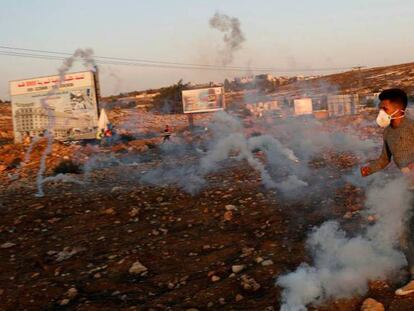 Un manifestante palestino huye del gas lacrimógeno disparado por las fuerzas israelíes cerca del asentamiento judío de Beit El en Cisjordania, el pasado 11 de noviembre.