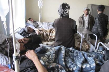 Algunos de los heridos en el atentado suicida de Kunduz (Afganistán).